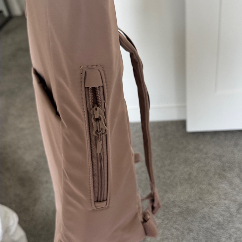 Vuori V 1 Convertible Tote to Backpack 2.0 - Picture 5 of 8